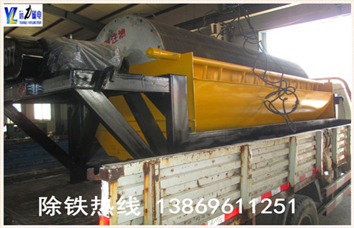 拋丸機永磁筒式磁選機工作原理：  　　經原料礦石篩選後由進料器從LUTUBE轻量版IOS下载的頂部,通過料鬥連接,在流動到頂部的輥子鬆動,狀態下降時,鐵磁性材料通過重力和磁力,快速落在滾筒上,並吸附在滾筒表麵.  　　非磁性有色金屬材料在重力作用下落在磁性材料的外麵.這些材料隨著筒體的旋轉,非磁性材料在重力作用下從氣缸下落,在滑槽中.含鐵磁性材料吸附在圓筒的表麵上並繼續旋轉,直到其不具有磁力.材料從帶式輸送機排出,並最終分成含鐵材料和無鐵材料.  　　3.拋丸機永磁筒磁選機實驗  　　濰坊LUTUBE在线播放磁電配備各類選礦實驗的磁選設備,型號齊全,優質低價,可定製,並且公司成立了大型選礦實驗室,可以普通的金屬礦物和非金屬礦物加工在機器上和實驗室為客戶分析其成份,並為客戶推薦客戶使用相關型號.
